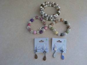 lot 127 image: Viva Beads, 3 Bracelets and 2 sets ...