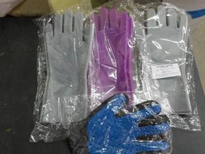 lot 209 image: 4 pair Pet Grooming Vinyl Gloves...