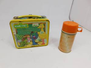 lot 18 image: Vintage Seasame Street Lunchbox