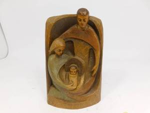 lot 26 image: Vintage Plaster Family Decoration