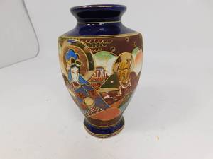lot 30 image: Vintage Hand-painted Japanese Vase
