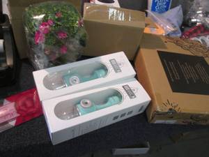 lot 28 image: 2 Car Humidifiers, 2 Floral Dcor ...