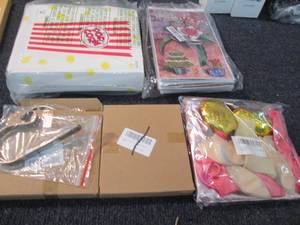 lot 59 image: Popcorn Boxes, 2- 4pk Metal Hooks, ...