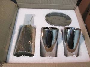 lot 255 image: Bathroom Set...