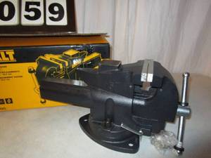 lot 59 image: Dewlt 5 Heavy Duty Quick-Release Bench Vise