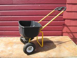 Yardworks Spreader  RED...