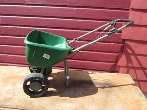 Scotts Turf Builder DLX Broadcast S...