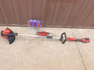 Craftsman 24 volt weed trimmer. Appears new. Includes battery & charger. As shown.