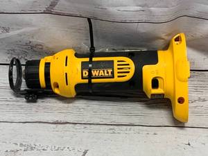 lot 45 image: DeWalt DC550 18 Volt Cut Out Tool