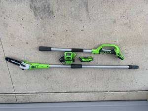 lot 64 image: Greenworks 24 Volt 83 Cordless Pole Saw, Battery & Charger