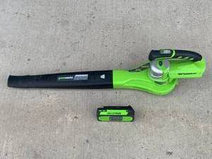 lot 65 image: Greenworks 24 Volt 2 Speed 90-130mph Leaf Blower