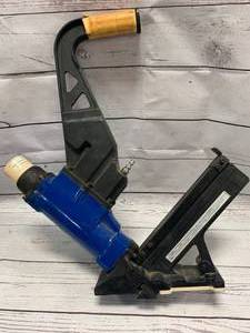 lot 69 image: Lotus 2 in 1 Flooring  Cleat Gun