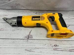 lot 81 image: DeWalt DC490 HD Swivel Head Sheer 18 Volt