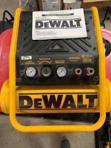 lot 86 image: DeWalt Portable 2 Gallon Air Compressor D55141