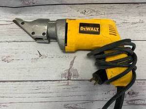 lot 123 image: DeWalt DW890 18 Gauge Swivel Head Shear