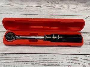 lot 134 image: Performance Tool M197 38 250 lb Torque Wrench