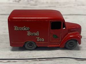 lot 8 image: Vintage Lesney Matchbox 1 Ton Trojan Van Brooke Bond Tea #47