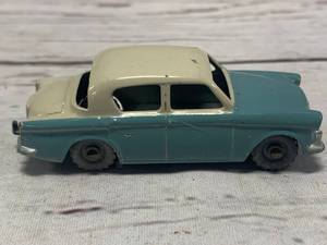 lot 17 image: Vintage Lesney Matchbox Hillman Minx Gray Wheels #43a