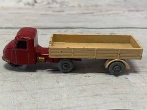 lot 120 image: Vintage Lesney Matchbox 3 Wheel Truck & Open Trailer
