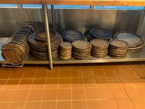 Large Lot of Pizza Pans (4 different sizes)