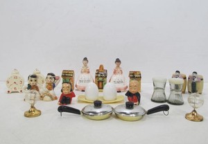lot 213 image: Lot of 10 Vintage Salt & Pepper Shaker Sets