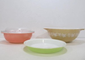 lot 238 image: Nice Lot of Vintage Colorful PYREX Cookware Dishes