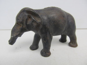 lot 23 image: Antique 1905 Cast Iron CRANE COMPANY Advertising Elephant Paperweight
