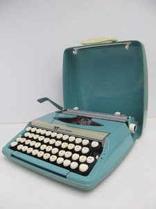lot 27 image: Working Vintage SMITH CORONA Corsair Deluxe Portable Typewriter