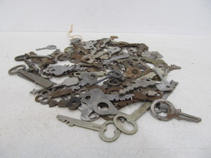 lot 62 image: Lot of Vintage & antique Keys