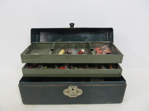 lot 68 image: Nice Vintage GRIP-LOC Fishing Tackle Box wTackle