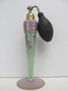 lot 130 image: Beautiful Vintage 1920s Era Deco Art Glass Atomizer Perfume Bottle