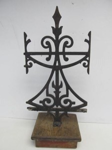 lot 133 image: Large Antique Iron Roof Crest Decoration