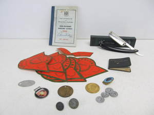 lot 135 image: Group of Vintage & Antique Small Collectibles