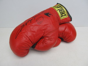 lot 182 image: Autographed SUGAR RAY LEONARD Boxing Gloves