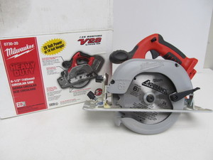 lot 83 image: Like New MILWAUKEE Heavy Duty V28 Circular Saw wBox