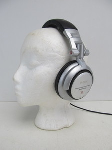 lot 85 image: Working Sony MDR-V700 Dynamic Stereo Headphones