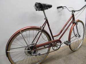 lot 270 image: Vintage Ladies SCHWINN SUBURBAN Bicycle