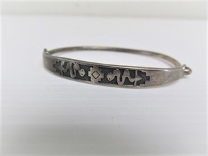 lot 258 image: Vintage Southwestern Sterling Silver Bracelet wSnake Decoration