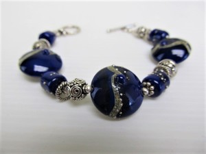 lot 259 image: Lovely Sterling Silver & Cobalt Blue Art Glass Bracelet