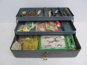 lot 38 image: Vintage Metal Fishing Tackle Box wTackle