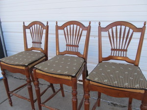 lot 262 image: Matching Set of 3 ETHAN ALLEN Tall Bar Stool Chairs