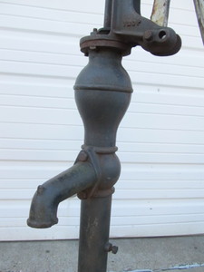 lot 194 image: Vintage R.R. Howell Minneapolis Cast Iron Water Pump