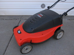 lot 197 image: Working Black & Decker 19 Lawn Hog Electric Mulching Lawnmower