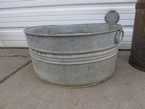 lot 292 image: Vintage Galvanized Wash Tub Can wLid & Milk Can