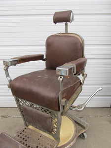 lot 296 image: Old Vintage PAIDAR Barber Chair wHeadrest