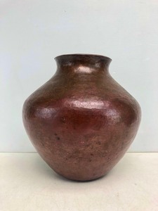 lot 174 image: Very Nice Vintage Hand Hammered Copper Vase