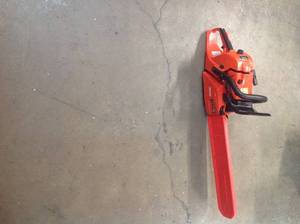 lot 28 image: ECHO 20 in. 59.8 cc Gas 2-Stroke Cycle Chainsaw in working conditions