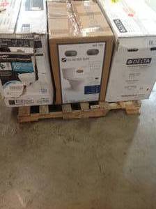 lot 43 image: PALLET WITH 3 COSTUMER RETURNS TOILETS SEE DESCRIPTION