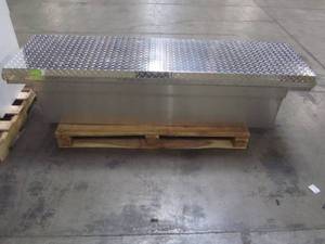 lot 319 image: CRAFTSMAN 71.36-in x 19.57-in x 17.21-in Brite Aluminum Full-size Truck Tool Box CMXTBAK1000901