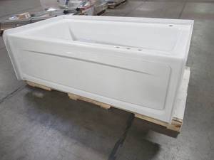 lot 403 image: Jacuzzi Luxura 60 X 32 X 19 White Acrylic Rectangular Right-Hand Drain Alcove Whirlpool Tub - USEDRETURNED Cracked Upper Front LH Corner.